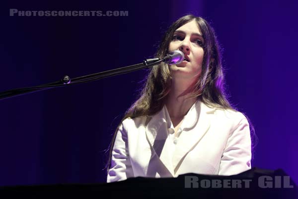 WEYES BLOOD - 2019-11-01 - PARIS - Grande Halle de La Villette - Nef - Natalie Mering